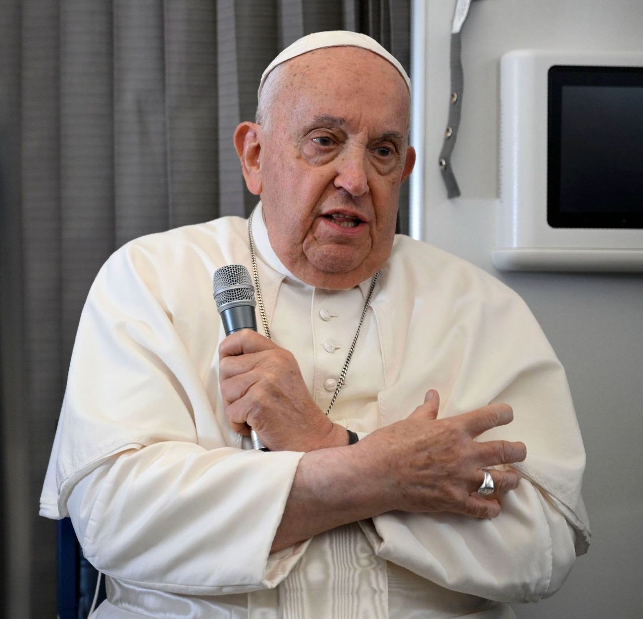 LE PRÉSIDENT PRIVERT SALUE LA MÉMOIRE DU PAPE FRANÇOIS